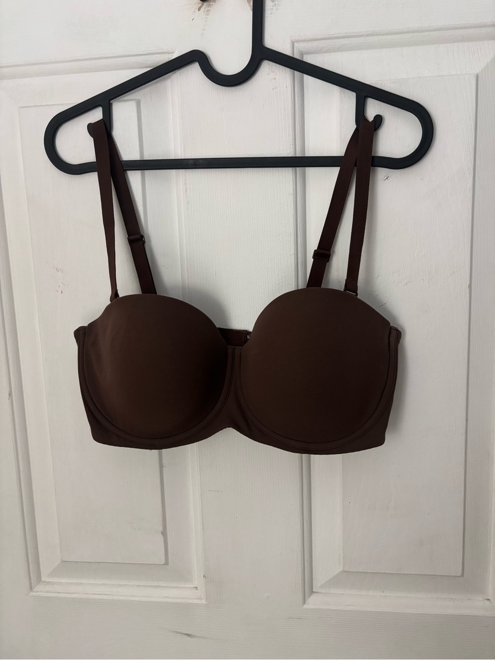 SKIMS Strapless Convertible Bra in Brown
